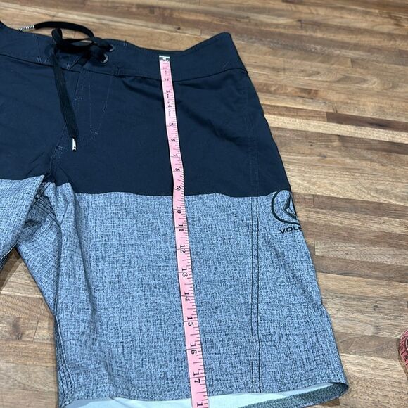 Volcom Color Block Boarshorts Never Worn , Super Cool! Size 29 - Picture 6 of 9